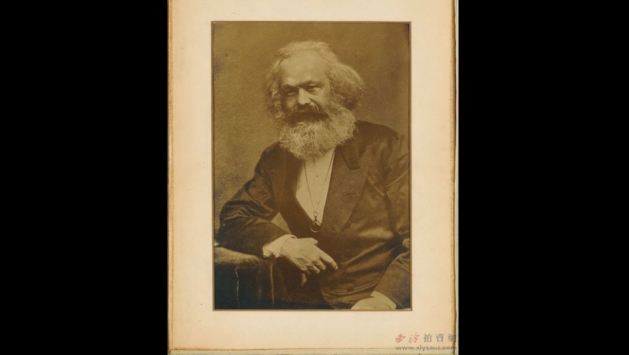 En la fotografía subastada, se ve a un Marx de cabellos y barba largos y canosos. (www.xlysauc.com)
