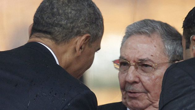 Barack Obama y Raúl Castro durante encuentro en Sudáfrica en 2013. (EFE)