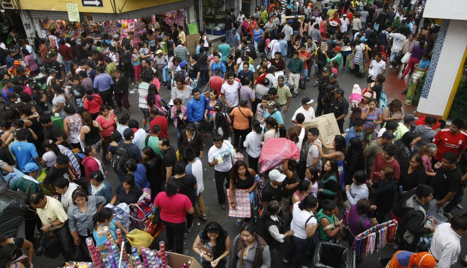Peligro latente. Cientos de personas abarrotan la zona comercial y dificultan el tránsito. (Roberto Cáceres)
