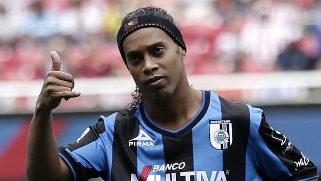 Ronaldinho causa preocupación en el Querétaro de México. (Reuters)
