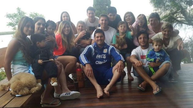 Lionel Messi al lado de sus familiares. (Facebook)