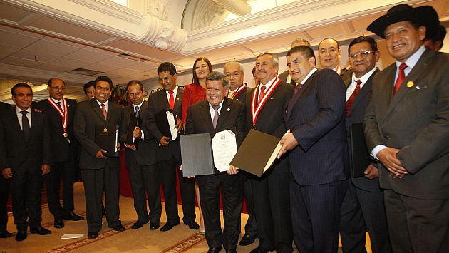 Nuevas autoridades regionales recibieron sus credenciales, excepto Waldo Ríos y Gregorio Santos. (Andina)