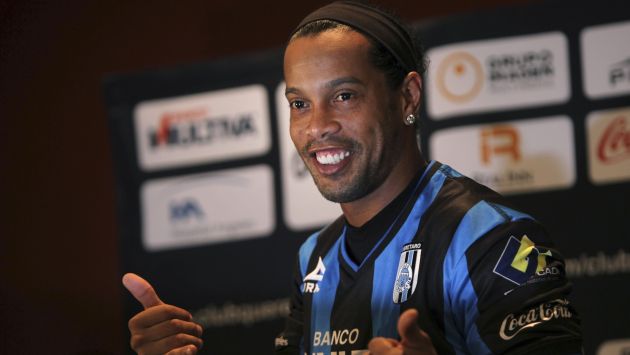 Ronaldinho se debió presentar hace dos semanas a la pretemporada del club. (AP) 