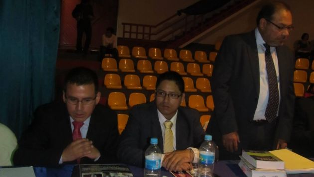 Huayllani (centro) es amigo del defensor de Martín Belaunde Lossio, David Rosales (izq.) (Facebook de Huayllani)