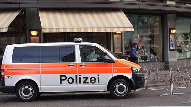 Policía suiza ya rodeó sede tomada del Mizrahi Bank. (@NewsOnTheMin en Twitter)