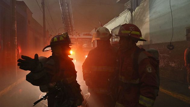 Los bomberos atendieron 101 emergencias en Navidad. (Óscar Farje/Andina)