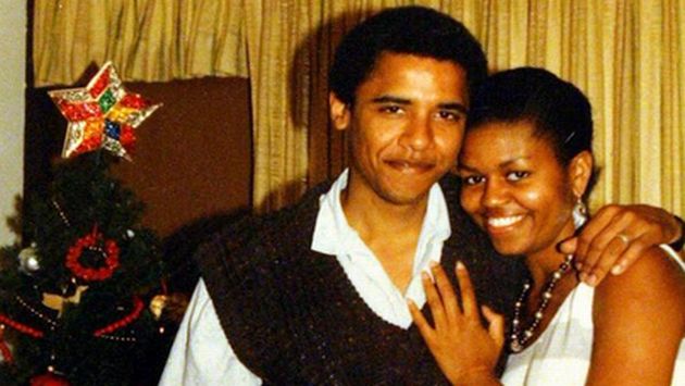 Michelle y Barack Obama se abrazan en una antigua foto de Navidad subida a Twitter. (@FLOTUS)