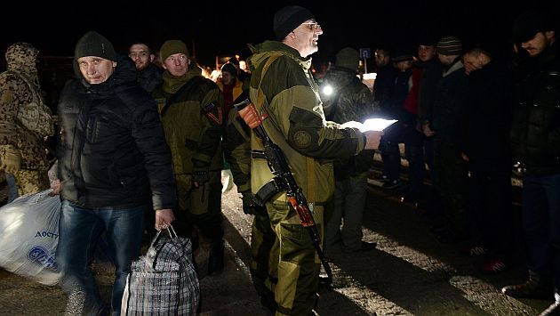 Kiev entregó 222 prisioneros y los separatistas 145. (AFP)