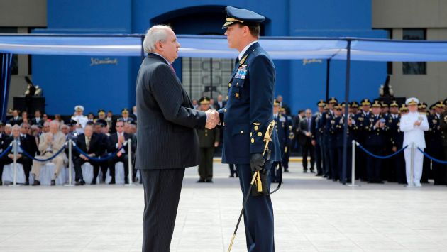Cateriano participó en la ceremonia en la que el general Dante Arévalo asumió la comandancia de la FAP. (Facebook/Ministerio de Defensa)