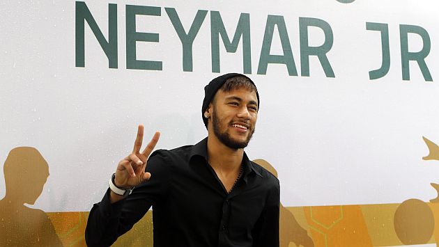 Neymar hizo de las suyas en partido benéfico jugado en Brasil. (Reuters)
