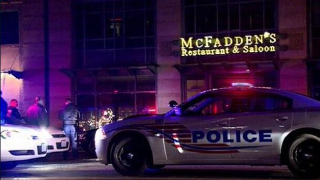 Movimiento policial fuera del restaurante McFadden\'s en Washington DC. (@QUEcified en Twitter)