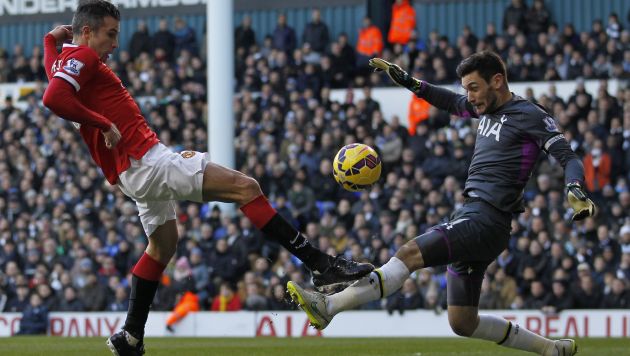 Hugo Lloris (der.) fue la figura del partido entre el United y el Tottenham. (AFP)