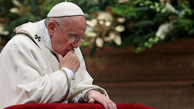 Papa Francisco oró por los familiares de los pasajeros de avión desaparecido y ferry incendiado. (EFE)