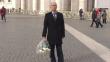 Vaticano: Mehmet Alí Agca dejó flores en la tumba de Juan Pablo II 