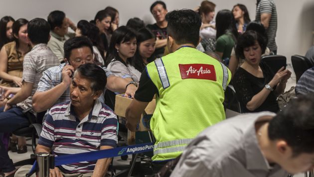 Familiares de pasajeros de Air Asia esperan noticias. (AFP)