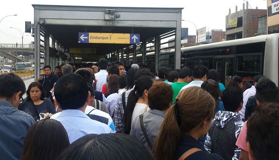 Interminables colas se registraron este miércoles en las estaciones del Metropolitano. (El Comercio)