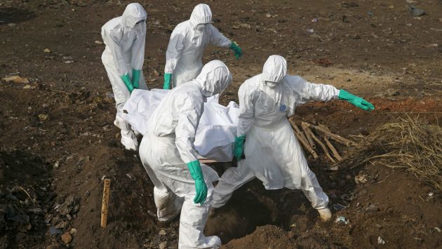 Trabajadores sanitarios sepultan a un fallecido por ébola. (Reuters)