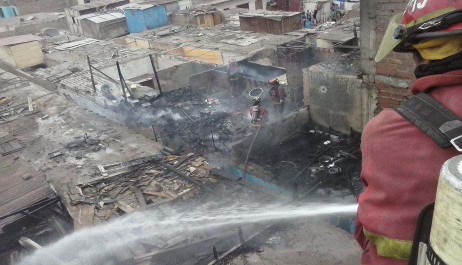 Incendio en cuadra 3 de Dávalos afectó 3 casas, informaron los bomberos. (@Prehidalgo en Twitter)
