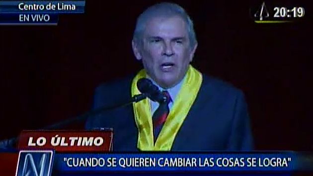 Luis Castañeda juró al cargo de alcalde de Lima. Sus hijos lo acompañaron a la ceremonia.(Canal N)