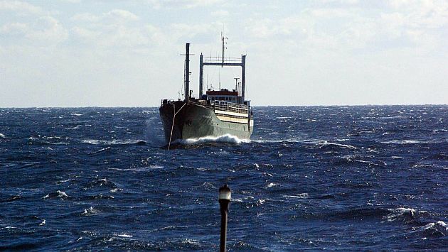 Italia: El carguero Ezadeen fue rescatado con 450 inmigrantes a la deriva. (AFP)