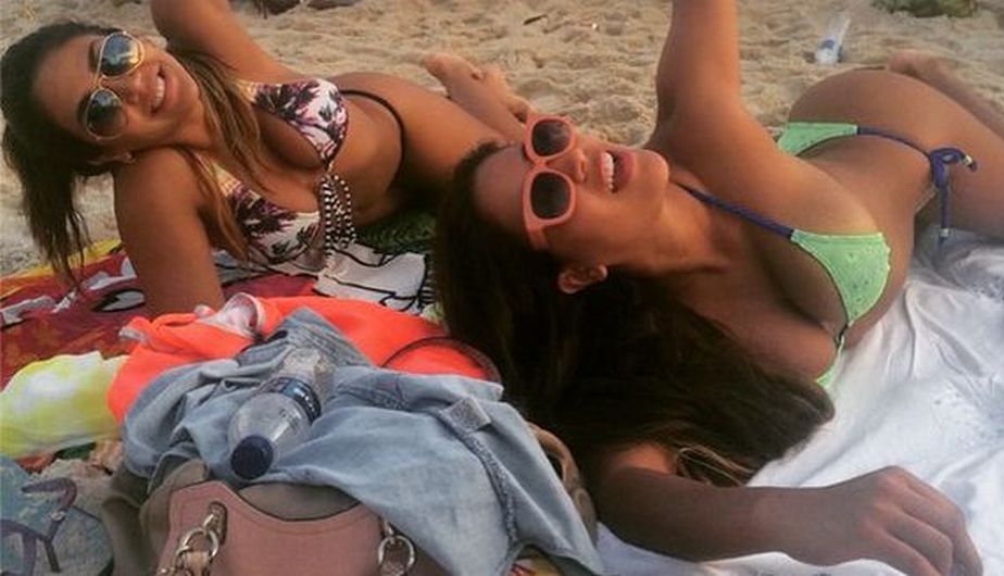Las modelos Vania Bludau y Melissa Paredes recibieron el 2015 en Brasil. (Instagram de Melissa Paredes)