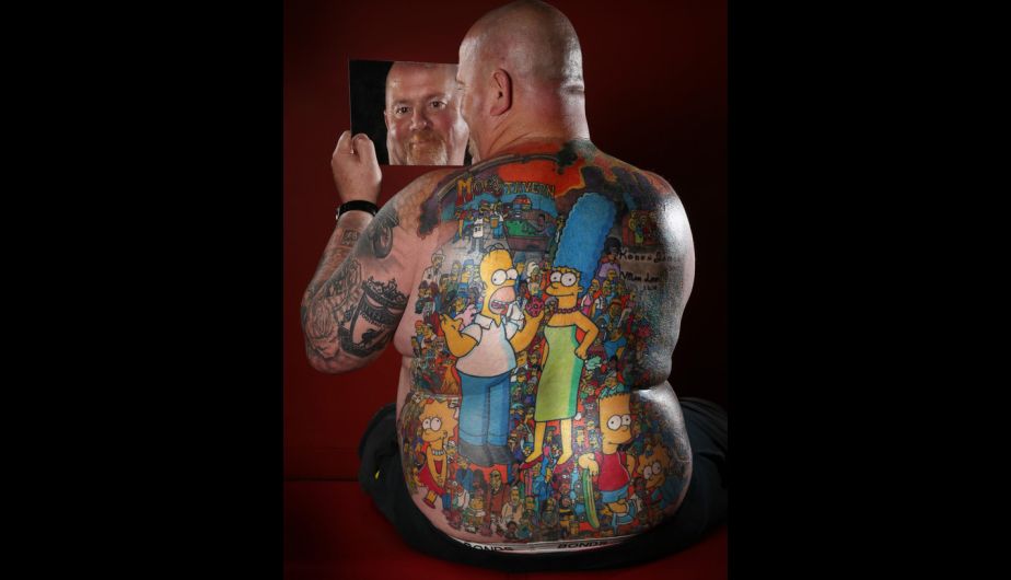Fan de ‘Los Simpson’ se hizo tatuaje con más de 200 personajes de la serie. (REX USA)