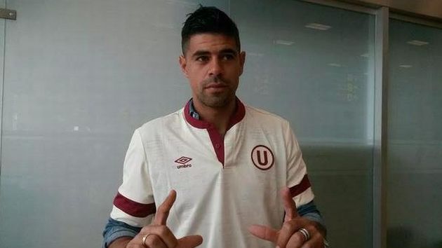 Carlos Grossmüller se puso la camiseta crema. (Twitter Universitario)