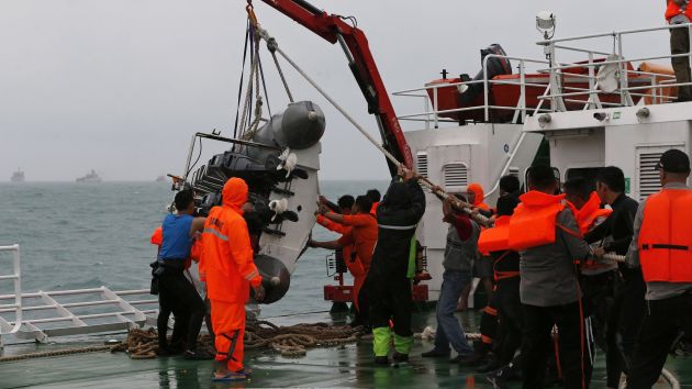 SIGUE EL RESCATE. Nave se precipitó al mar el 28 de diciembre. (Reuters)