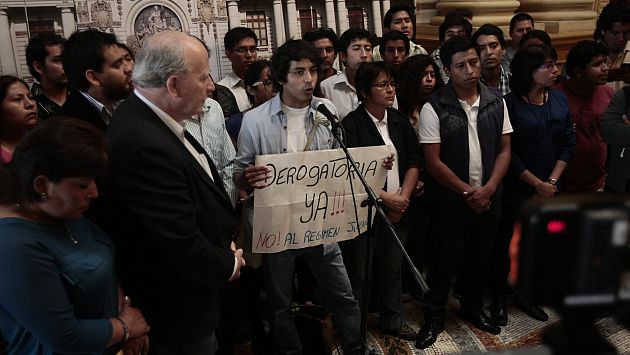 Insisten. Un grupo de jóvenes llegó hasta el Congreso para exigir la derogatoria de la ‘Ley Pulpín’. (Mario Zapata)