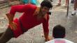 YouTube: ‘Gastón’ dejó en ridículo a turista que lo retó en Disney World