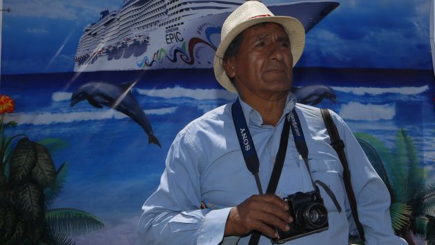 Guillermo Mauricio Quispe realiza retratos en la playa hace más de 50 años. (Nancy Dueñas)