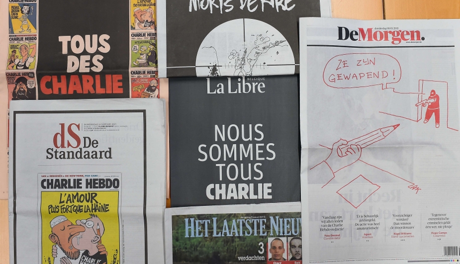 Charlie Hebdo: Diarios del mundo enlutan sus portadas por ataque a revista. (AFP)