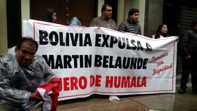 El grupo aprista Renovar exigió, en el frontis de la embajada de Perú en Bolivia, la expulsión de Martín Belaunde Lossio. (Fabiola Valle/Perú21)