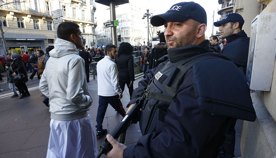 El presidente de Francia, François Hollande, autorizó el despliegue adicional de 320 militares para proteger ciertas instituciones y lugares de culto en París. (Reuters)