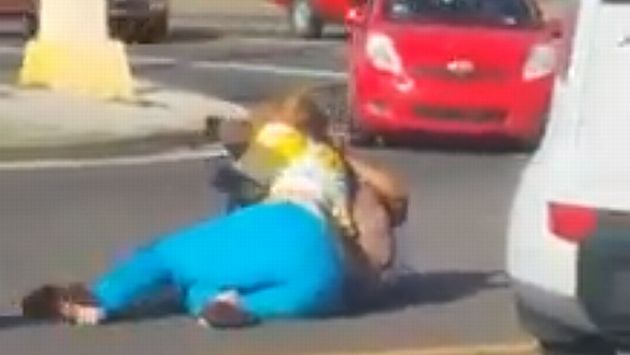 Pelea de mujeres peleando en plena calle se volvió viral en Facebook. (Facebook Jimmy Martinez Roman)