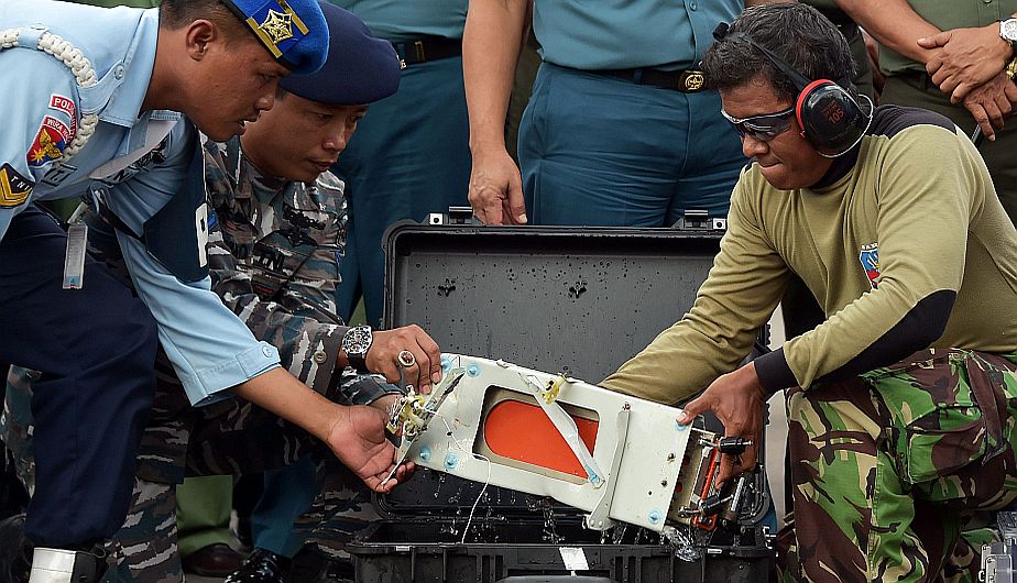 AirAsia: Trabajan en rescatar una segunda caja negra del fondo del mar. (Reuters)