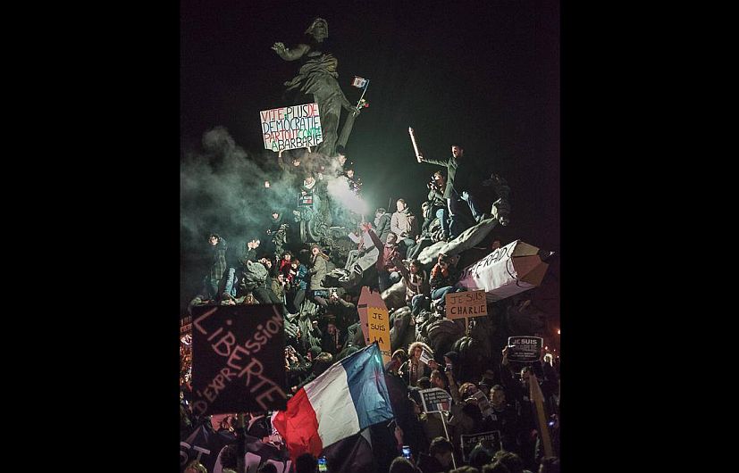 Las marchas en París dejaron esta memorable fotografía, tomada por Martin Argyroglo. (Twitter @argyroglo)