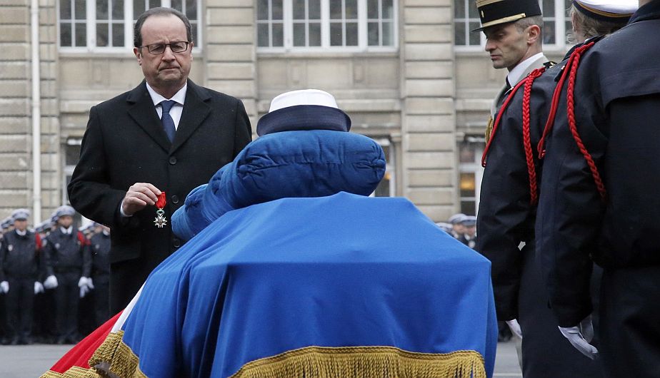 François Hollande entregó reconocimiento póstumo a los 3 policías abatidos por terroristas. (Reuters)