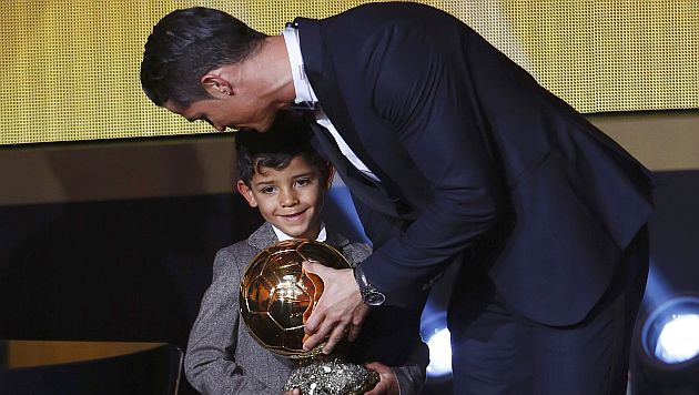 Cristiano Ronaldo junto a su pequeño hijo Cris en la ceremonia del Balón de Oro 2014. (Reuters)