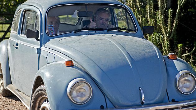 José Mujica y su esposa ayudaron a obrero en una carretera de Uruguay. (AP)