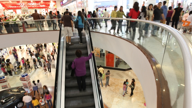Peruanos estarían consumiendo más en los diferentes y variados centros comerciales. (USI)