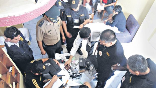 Policía y Fiscalía revisan lo incautado en vivienda de extranjeros prestamistas detenidos. (Región Policial Loreto)
