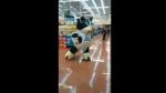 Trabajador disfrazado como vaca se mueve al compás de ‘Rochas y Chetas’. (YouTube)