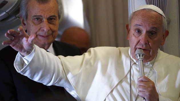 Papa Francisco conversó con periodistas en vuelo de retorno a Roma. (Reuters)