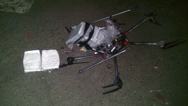 Drone tenía adheridos paquetes en forma de cajas. (AP)