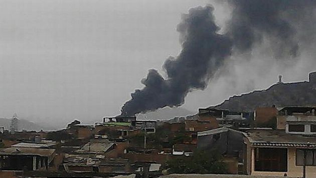 Villa María del Triunfo: Usuarios en Twitter compartieron imágenes del incendio. (Twitter @Fito187)
