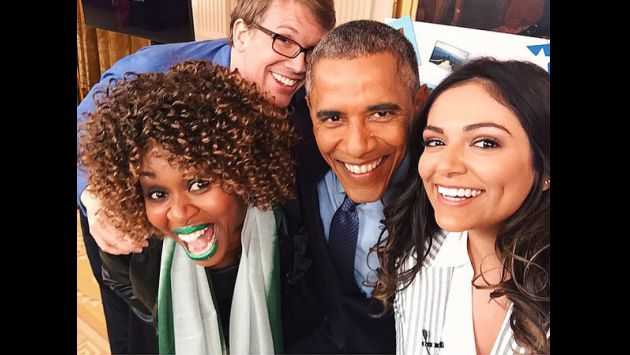 Al final de la entrevista, Obama se sacó una selfie con Green y las otras dos estrellas de la plataforma de videos. (YouTube)