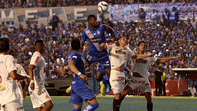 Universitario perdió 2-0 ante Emelec en la ‘Explosión Azul’. (Diario El Universo de Ecuador)