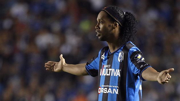 Ronaldinho tiene un trato diferenciado en México. (Reuters)
