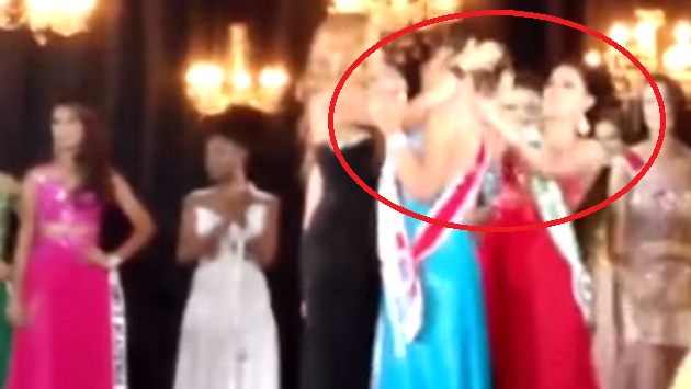 La primera princesa le arrancó la corona a Miss Amazonas. (YouTube)